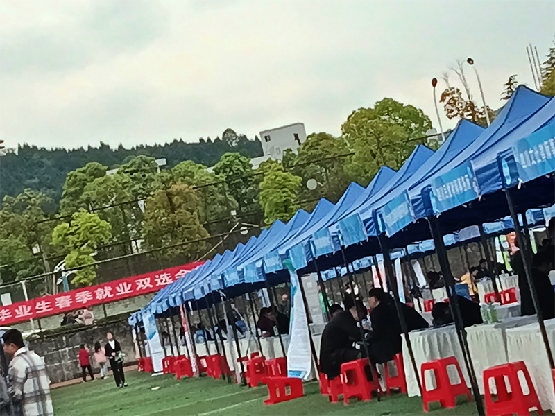 参加校园招聘会
